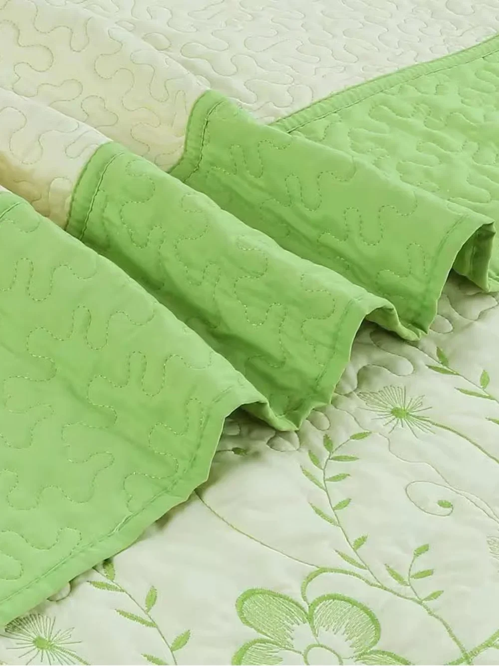 Green Flower Embroidery Queen Size Polyester Quilt Bedspreads Set